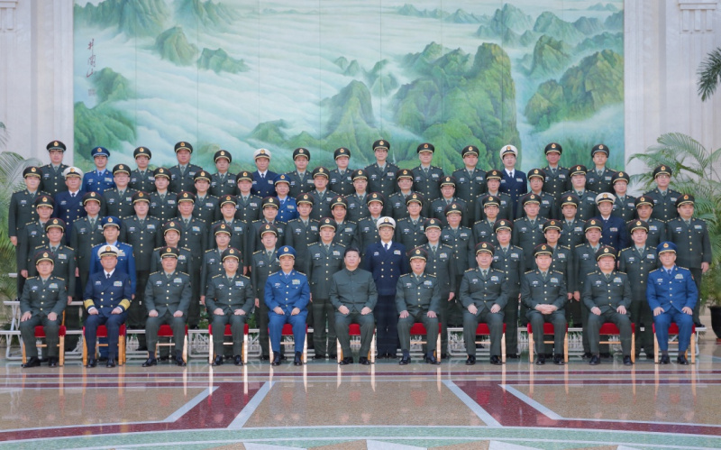 1月11日，中共中央总书记、国家主席、中央军委主席习近平在北京接见调整组建后的军委机关各部门负责同志，代表党中央和中央军委，对新的军委机关成立表示热烈祝贺。这是习近平同大家合影留念。新华社记者 李刚 摄