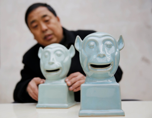 1月11日，河南省非物质文化遗产项目汝瓷烧制技艺代表性传承人王君子检查刚烧制完成的现代汝瓷作品“猴首”。新华社发（何五昌 摄）