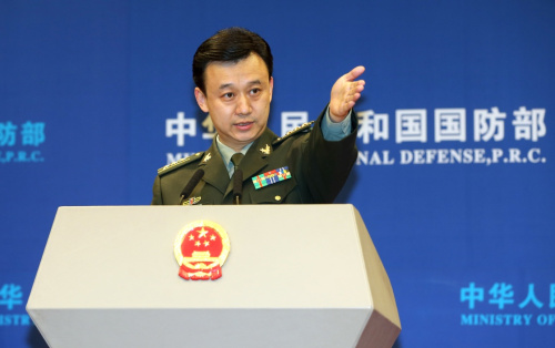 1月11日，国防部在北京举行专题新闻发布会。国防部新闻发言人吴谦就军委机关调整组建相关问题回答记者提问。新华社记者 殷刚 摄