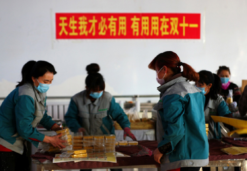   在黑龙江泰来县塔子城镇，当地村民在电商品牌“素食猫”的加工车间里包装小米杂粮（1月10日摄）。     黑龙江齐齐哈尔市泰来县是国家级贫困县，因为位置偏僻、销售渠道少、产品附加值低等原因，当地农民守着肥沃的黑土地，种出来的粮食却卖不上好价钱。     2015年初，泰来县政府组织一批县里的农民去外地参观农产品电商基地，这次旅程让从事粮食购销20多年的泰来县塔子城镇村民胡燕萍大受启发：原来农产品还可以这么卖！经过一番筹备，2015年5月，胡燕萍经营的塔子城镇第一家自主品牌的农产品旗舰店“素食猫”在天猫上线了，主营本地的大米和杂粮。     “开始时，因为品牌知名度不够，推广成本高，前4个多月亏了60万。”胡燕萍说。但度过最初的难关后，互联网的优势逐渐显现——截至今年年初，这个扎根黑龙江小镇的农产品电商企业，在不到一年的时间里共接到约10万份订单，销售额已达400万元。“我们的店铺在天猫同行业里最高时排到15名。”胡燕萍自豪地说。     由于销售前景看好，胡燕萍和镇里的种田大户做起了订单农业：农民按电商公司的计划种粮，公司承诺以高于市场的价格全部收购。村里40多位村民成为这家电商企业的员工，一些因为“会打字、会玩微信”的青年，坐进企业的办公室，成为销售专员和客服专员。     胡燕萍的“素食猫”只是通过电商走出“北大荒”的农产品品牌之一。2015年初，齐齐哈尔市就提出包括农业物联网、品牌龙头企业、产品质量检测体系、现代化仓储设施、电子营销平台等要素在内的绿色有机食品产业发展思路。2016年1月11日，“东北黑土”农产品交易平台在齐齐哈尔上线发布。作为传统农业城市，齐齐哈尔正努力推动更多“北大荒”的农产品通过互联网走向全国。