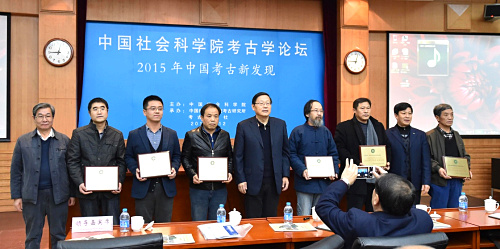 1月12日，六家获评“中国考古新发现”称号的报告人与颁奖嘉宾在现场合影。当日，中国社会科学院在北京公布了2015年中国考古六大新发现，江西南昌西汉海昏侯墓，辽宁“丹东一号”清代沉船遗址，海南东南部沿海地区新石器时代遗址，江苏兴化、东台市蒋庄良渚文化遗址，陕西宝鸡市周原遗址，汉魏洛阳城宫城太极殿遗址获评。新华社记者 李贺 摄