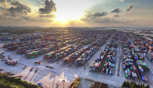 这是上海外高桥码头内堆放的集装箱（2015年9月19日摄）。当日，海关总署发布的数据显示，2015年我国货物贸易进出口总值24.59万亿元人民币，比2014年下降7%。其中，出口14.14万亿元，下降1.8%；进口10.45万亿元，下降13.2%；贸易顺差3.69万亿元，扩大56.7%。新华社记者 裴鑫 摄