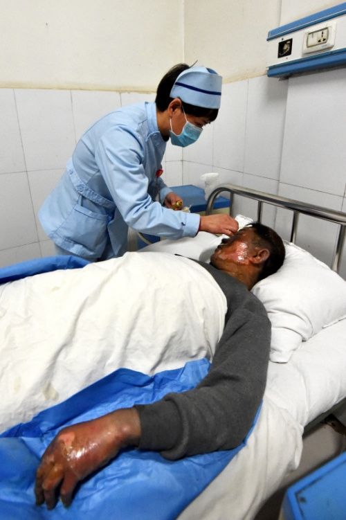 1月14日，通许县医院医务人员在护理爆炸中的伤员。新华社记者 李博 摄