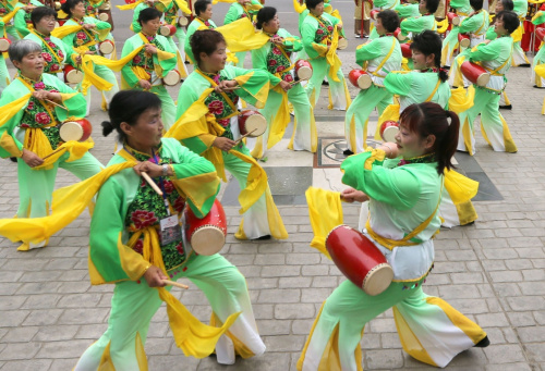 1月14日，在江苏省盱眙县龙虾节广场，当地艺人在表演腰鼓舞。新华社发（周海军 摄）