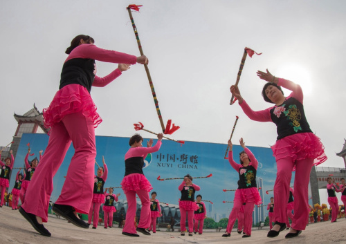 1月14日，在江苏省盱眙县龙虾节广场，当地民间艺人在进行民俗表演。新华社发（周海军 摄）