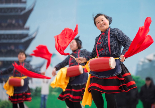 1月14日，在江苏省盱眙县龙虾节广场，当地艺人在进行民俗表演。新华社发（周海军 摄）