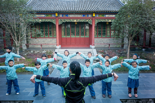 1月14日，井岗镇的孩子在武术老师周慧虹的带领下学习简单的传统武术动作。1月14日，地处市郊的安徽省合肥市蜀山区井岗镇的十余名孩子来到临近的仿古课堂内，聆听国学老师讲授经典书籍，学习传统武术，开启了孩子们的首堂国学“四点半课堂”。近年来，合肥市蜀山区开展的“四点半课堂”活动，为辖区内孩子从简单的课业辅导逐渐拓展为更为丰富多样的学习内容，营造了良好的课外学习环境。