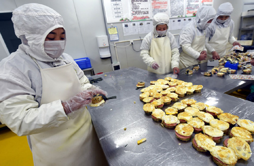 1月15日，固安兴芦现代农业合作社工作人员在生产车间包装饭团。