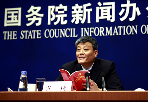 1月15日，监察部副部长肖培在发布会上答记者问。
