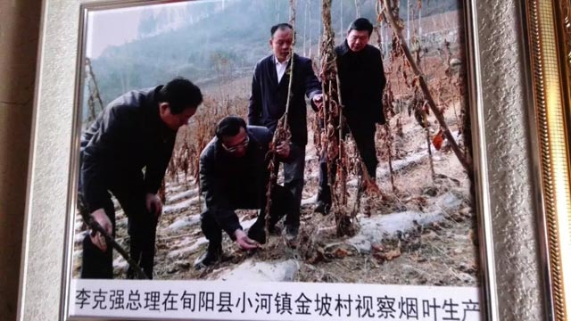 村民把照片高高挂在厅屋