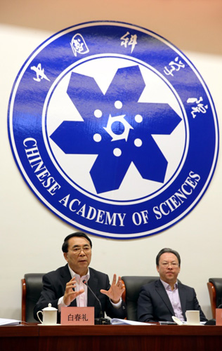 1月15日，中科院院长白春礼（左）介绍25项“十二五”重大科技成果及标志性进展。