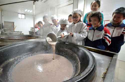 1月15日，河北省邯郸市邯山区滏河学校的同学们在学习制作腊八粥。