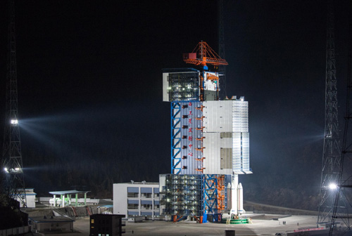 1月16日，搭载白俄罗斯通信卫星一号的长征三号乙运载火箭静静地矗立在发射塔架旁，等待发射升空。1月16日凌晨，白俄罗斯通信卫星一号在西昌卫星发射中心发射成功。中国航天科技集团公司相关负责人表示，这既是中国卫星整星出口首次打开欧洲市场，同时也吹响了中国航天加速开拓国际市场的号角。近年来，许多国家和跨国企业都在加快发展航天技术。在越来越激烈的市场竞争中，中国航天凭借过硬技术和实力不断增加市场份额。