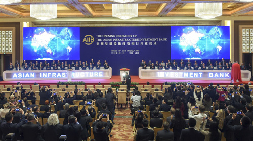 1月16日，亚洲基础设施投资银行开业仪式在北京举行。这是来自57个成员国的代表共同按下启动键。