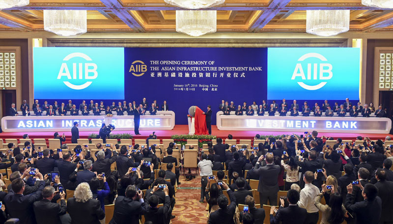 这是习近平为亚投行标志物“点石成金”揭幕。