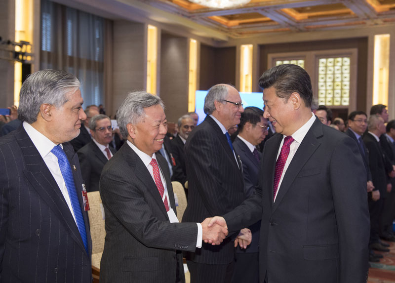 1月16日，亚洲基础设施投资银行开业仪式在北京举行。国家主席习近平出席开业仪式并致辞。这是习近平和亚投行首任行长金立群握手。