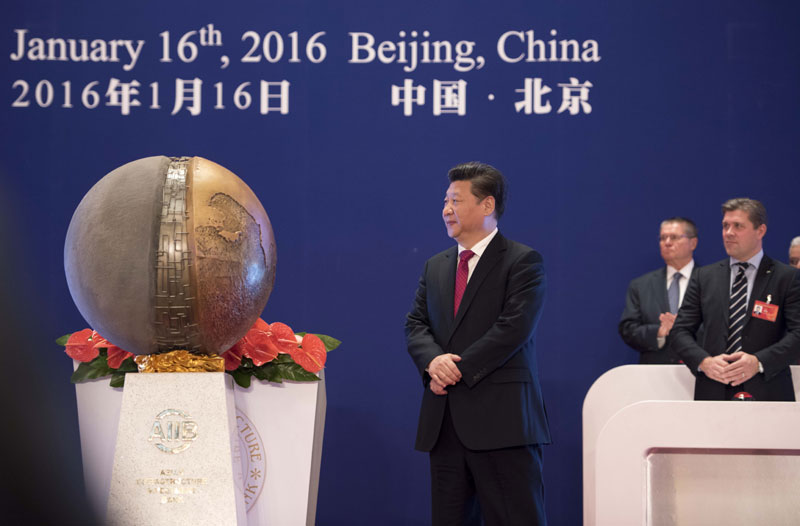 1月16日，亚洲基础设施投资银行开业仪式在北京举行。国家主席习近平出席开业仪式并致辞。这是习近平为亚投行标志物“点石成金”揭幕。