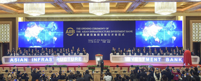 1月16日，亚洲基础设施投资银行开业仪式在北京举行。这是来自57个成员国的代表共同按下启动键。