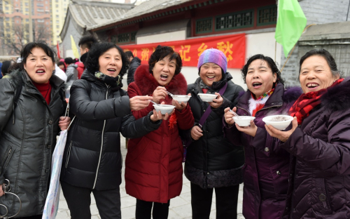 1月16日，五里坨街道社区居民品尝现场熬制的八宝粥。当日，北京市石景山区五里坨街道社区在京西五里坨民俗陈列馆广场举行“一碗腊八粥 纳福记乡愁”迎腊八节民俗文化活动。新华社记者 李俊东 摄