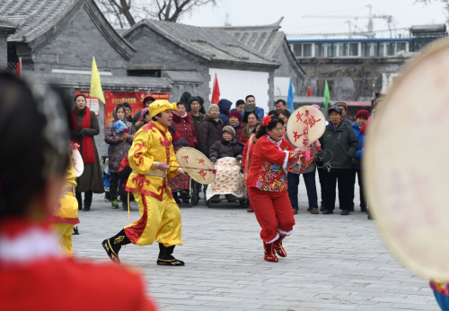 1月16日，石景山区刘娘府太平鼓队在活动中表演。新华社记者 李俊东 摄