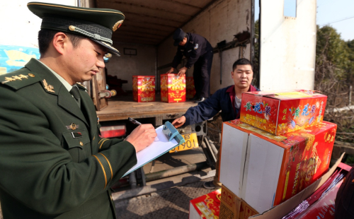 1月16日，执法人员将查获的烟花爆竹装车转移至专用储存库。新华社记者 凡军 摄