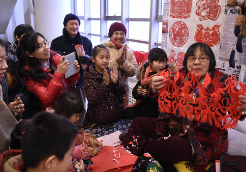 1月17日，庄河剪纸传承人韩月琴在展示她刚刚制作好的《群猴庆寿》剪纸。1月17日，为期4天的非物质文化遗产展演活动在沈阳的辽宁大剧院结束。活动期间，来自辽宁全省的百余名非遗传承人现场创作了与春节文化密切相关的精美的非遗作品，迎接猴年的到来。新华社记者 姚剑锋 摄