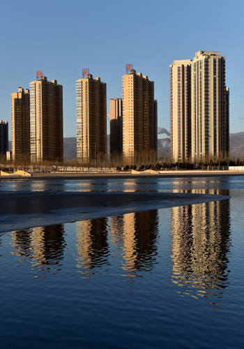 这是1月18日拍摄的山西省太原市汾河西岸的商品房。1月18日，国家统计局公布2015年12月份全国70个大中城市住宅销售价格变动情况。数据显示，全国70个大中城市新建商品住宅（不含保障性住房）价格环比下降的城市有27个，上涨的城市有39个，持平的城市有4个。新华社记者 詹彦 摄