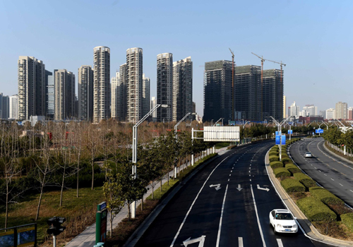 这是位于河南省郑州市郑东新区的一处楼盘。新华社记者 李安 摄 