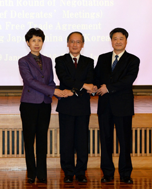 1月18日，在日本东京，中国谈判代表、商务部副部长高燕（左）、日本谈判代表长岭安政（中）和韩国谈判代表金学道在会议前合影。当日，中日韩自贸区第九轮谈判首席谈判代表会议在日本东京举行，三方将就货物贸易、服务贸易、投资等议题深入交换意见。新华社记者 马平 摄