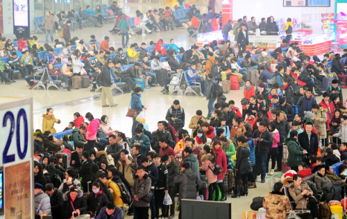 1月19日，旅客在石家庄火车站排队检票进站。2016年全国铁路春运将于1月24日拉开帷幕，目前铁路石家庄站正优化运能配置、力推便民措施，全力备战春运。今年春运期间，全国旅客发送量预计超过29.1亿人次。新华社记者 朱旭东 摄