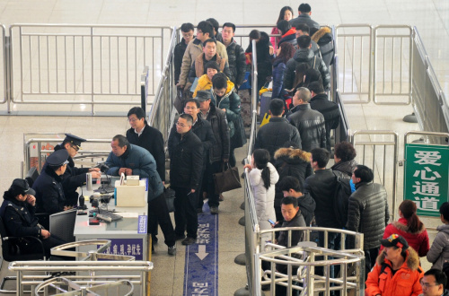 1月19日，旅客在石家庄火车站安检口排队进站。新华社记者 朱旭东 摄