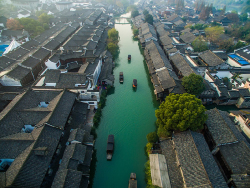 这是空中俯瞰水乡乌镇（2015年12月7日摄）。