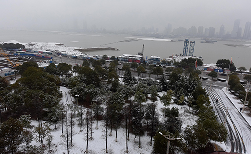 这是1月22日拍摄的降雪后的南昌市区赣江两岸。1月22日6时许,江西省气象台分发布暴雪黄色预警。据悉，截止到22日7时，江西省中北部有39个县市出现降雪天气，江西将出现1992年以来最寒冷天气。