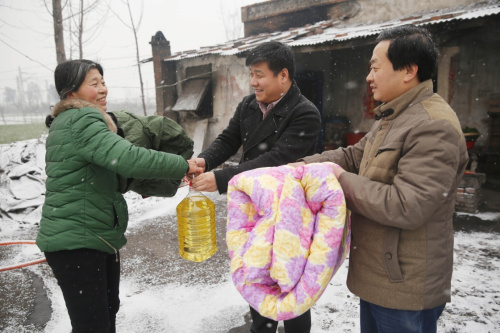 1月22日，河南省平顶山市宝丰县纪检工作人员慰问当地困难群众赵金凤（左一）。新春佳节临近，河南省宝丰县纪委、监察局开展“寒冬送温暖 情系贫困户”活动，由当地纪检工作人员组成8个慰问小组带着棉被、棉衣、食用油、大米等物品，来到乡村30余户困难群众家中进行慰问，为他们送去冬日的温暖。新华社发（何五昌 摄）