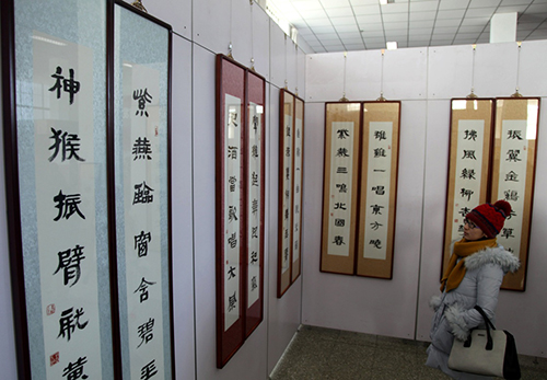 1月23日，市民在河北张家口市展览馆欣赏楹联。
