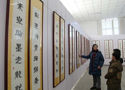 1月23日，市民在河北张家口市展览馆欣赏楹联。当日，河北张家口市桥东区举办迎新春楹联展，展出当地书法家创作的120幅以十二生肖为主题的隶书楹联。