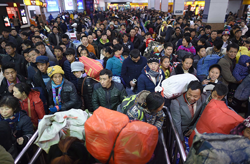 1月23日，旅客在成都火车站候车室候车。