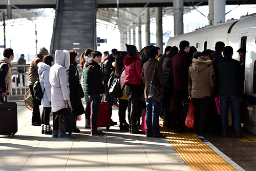 1月23日，旅客在安徽池州火车站准备登车。