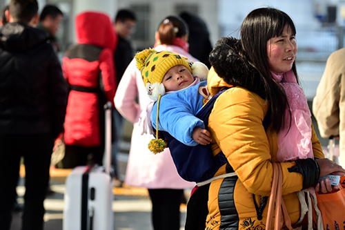 1月23日，旅客在安徽池州火车站候车。