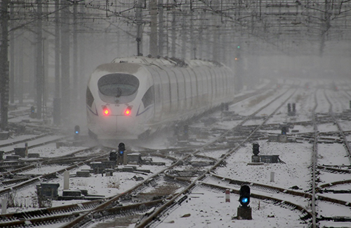 1月23日，在山东省烟台市，一列动车组列车在风雪中行驶。