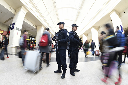 1月23日，武汉铁路公安的警员在汉口火车站执勤。