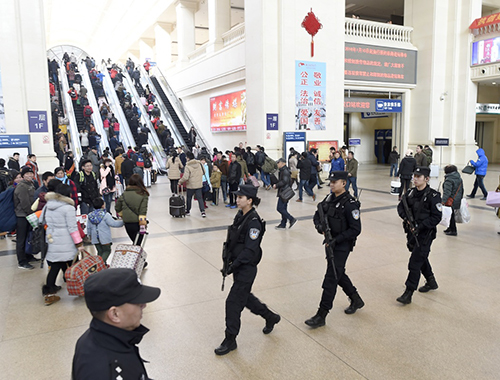 1月23日，武汉铁路公安的警员在汉口火车站进站大厅巡逻。随着春运临近，汉口火车站客流量开始攀升。武汉铁路公安全面提升火车站、列车、铁路沿线的安全防控，并组织警力在武汉、武昌、汉口三大火车站举行“武汉铁路警方伴您安全、方便、温馨出行”春运安全宣传活动，宣讲安全知识，确保旅客出行安全和站车线治安稳定。