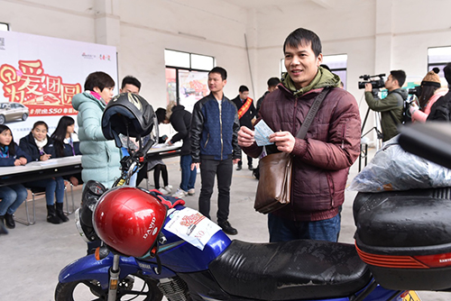 1月23日，在广东佛山市高明区务工的苏文振在摩托车托运点领到了回家的三张免费高铁票，2月1日他和家人将乘坐专列返回家乡广西崇左。
