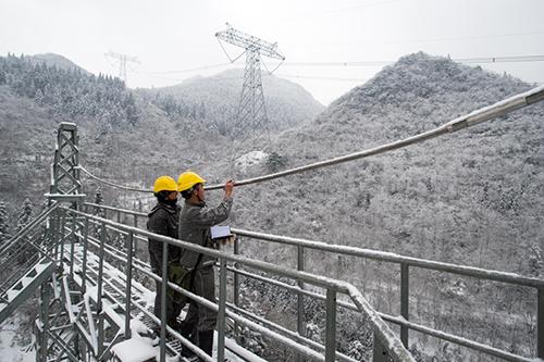 1月23日，国网重庆检修公司两名工作人员在武隆县车盘山上的观冰站监测同海拔导线的覆冰厚度。当日，重庆出现大范围低温雨雪天气，用电量激增。为确保稳定供电和辖区内西电东送特高压骨干电网线路安全，国网重庆市电力公司迅速启动抗冰雪保供电应急预案，安排101支红岩共产党员服务队、38台应急发电车、800多辆应急抢修车24小时待命，16个观冰站（点）全天候开展值守，进行直流融冰应急演练，做好融冰除冰准备。
