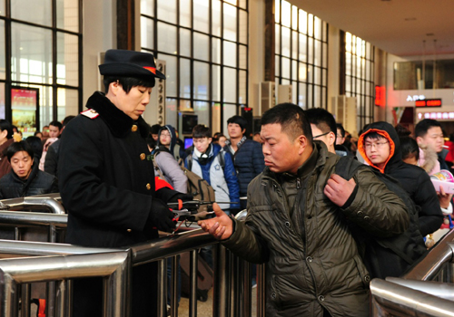 1月24日，旅客在郑州火车站检票进站。新华社发（冯大鹏 摄）