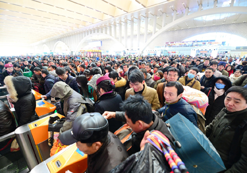 1月24日，旅客在石家庄火车站检票进站。新华社记者 朱旭东 摄