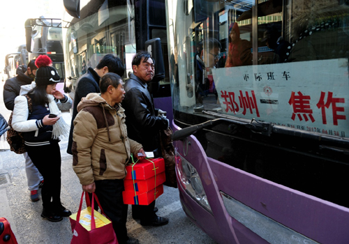 1月24日，旅客在郑州长途汽车中心站乘车。新华社发（冯大鹏 摄）