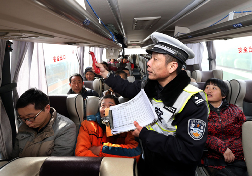 1月24日，民警仲兆毅在检查车辆内配备的逃生锤。新华社记者 凡军 摄