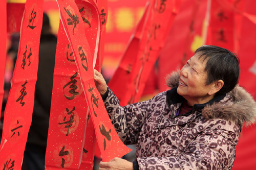 1月25日，在重庆市北碚区童家溪镇同心文化广场，村民在挑选春联。当日，重庆市北碚区组织百名书法家来到童家溪镇同心文化广场，开展“迎新春 送春联”活动，书法家现场为村民书写春联和“福”字，送去新春的祝福。