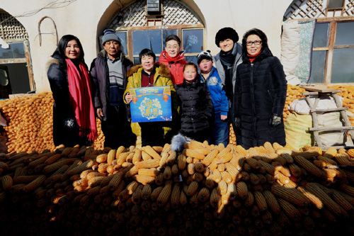 1月25日，嘉宾在河北张家口市怀安县西沙城乡北庄堡村探访村民并送上“母亲邮包”。